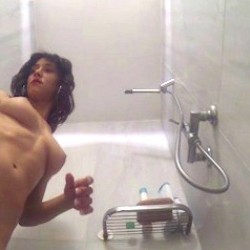 Cuerpazo Clara Naz pillada nuevamente en la ducha