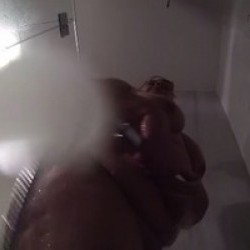 Pillo a mi madre masturbándose en la ducha