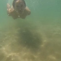 Ainara en la playa y masturbandose bajo el agua.
