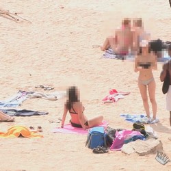 Jesús Reyes nos muestra lo fácil que es ligar en una playa nudista con ese POLLÓN NEGRO